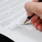 Documents contractuels poses sur une table