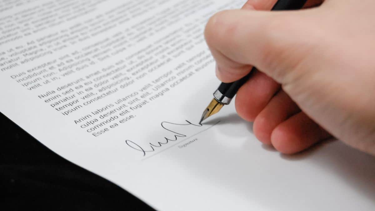 Documents contractuels poses sur une table