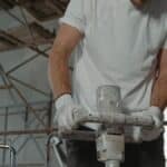 Technicien avec materiel de traitement professionnel