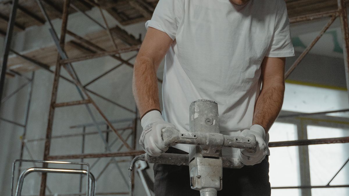 Technicien avec materiel de traitement professionnel