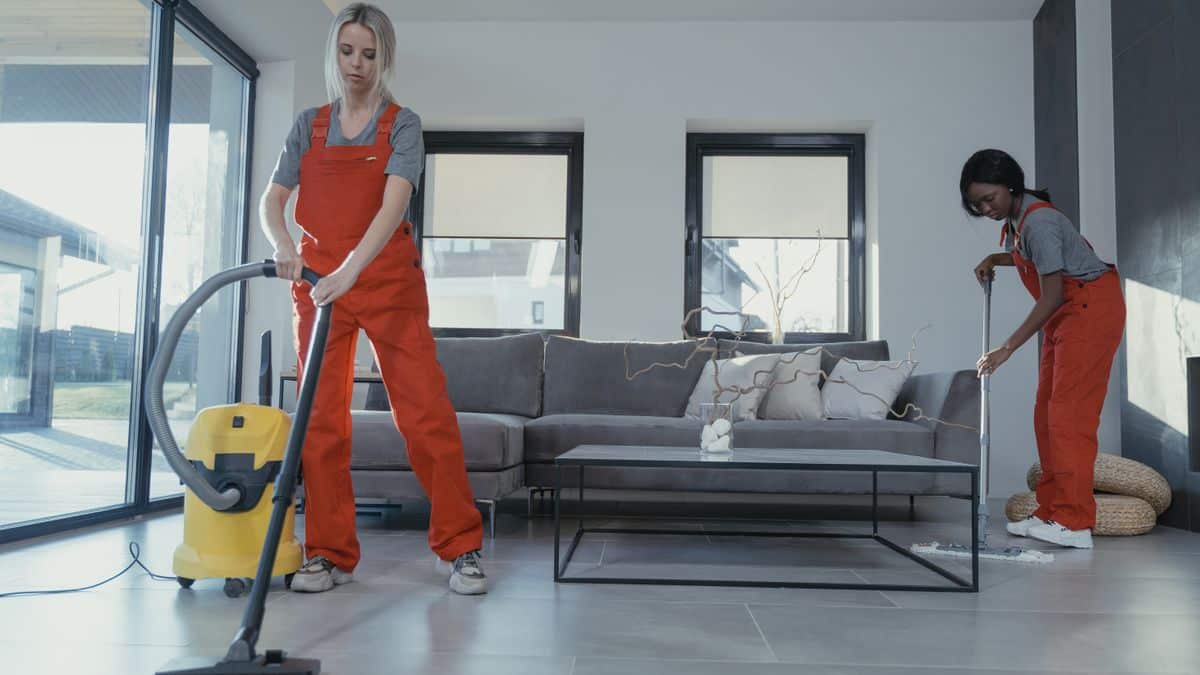 Etageres de stockage dans une reserve professionnelle