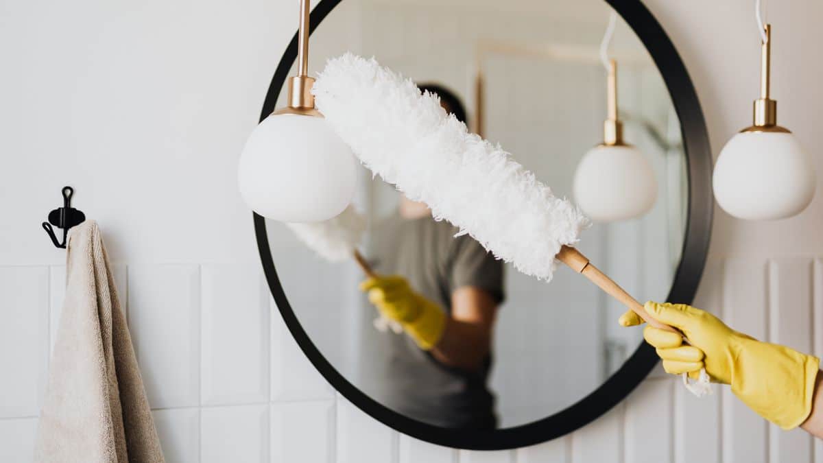 Canalisation et siphon sous un evier de cuisine