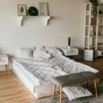 Jonction entre plinthe et parquet dans un logement