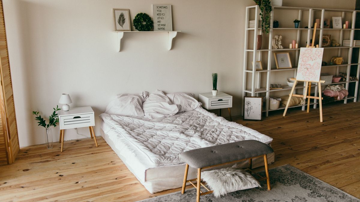 Jonction entre plinthe et parquet dans un logement